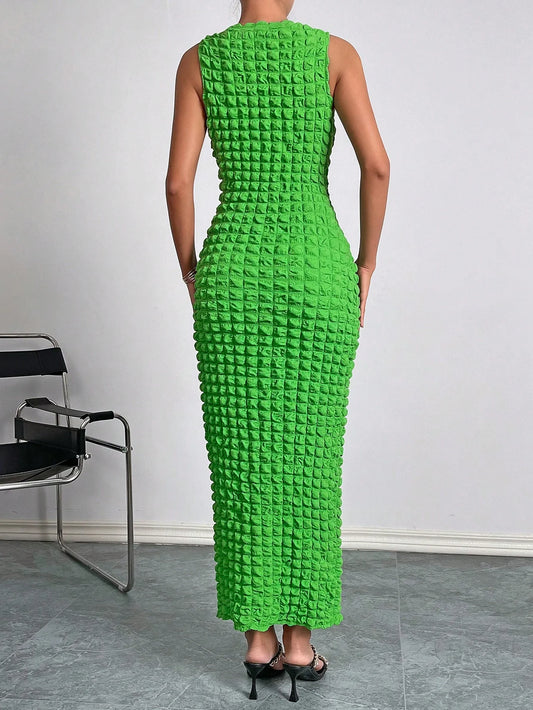 A casual and elegant lady's small round-neck fashionable sleeveless popcorn long dress for a date - Chrissy's Eye